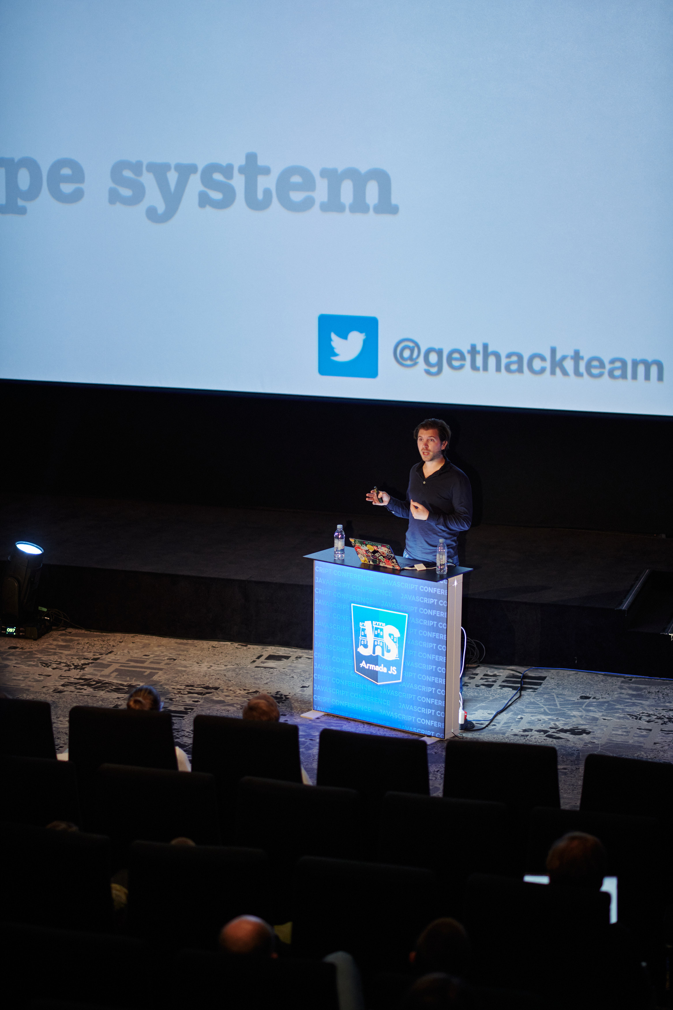 Roy Derks speaking at the ArmadaJS 2022 podium