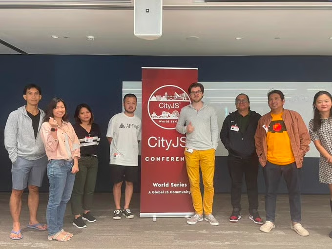 Roy Derks with workshop participants at CityJS Singapore in 2023