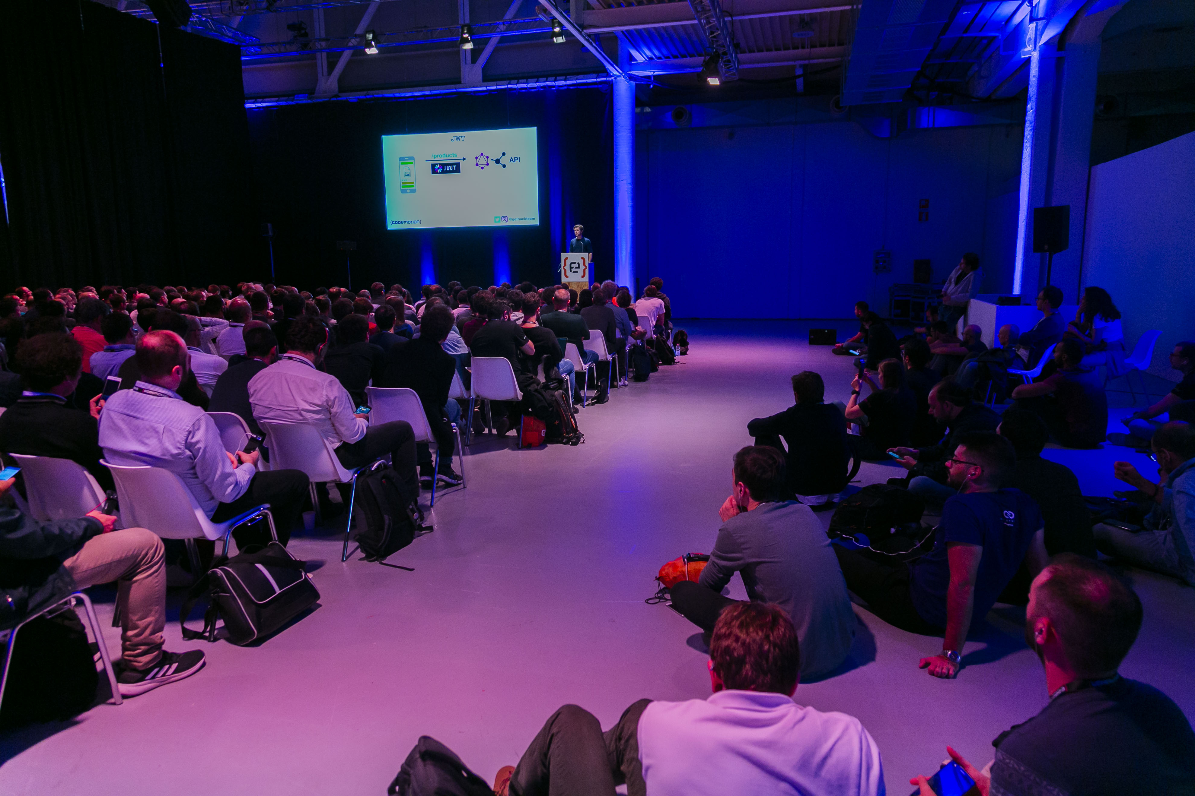 The conference audience watching Roy Derks present GraphQL at Codemotion Milan 2019