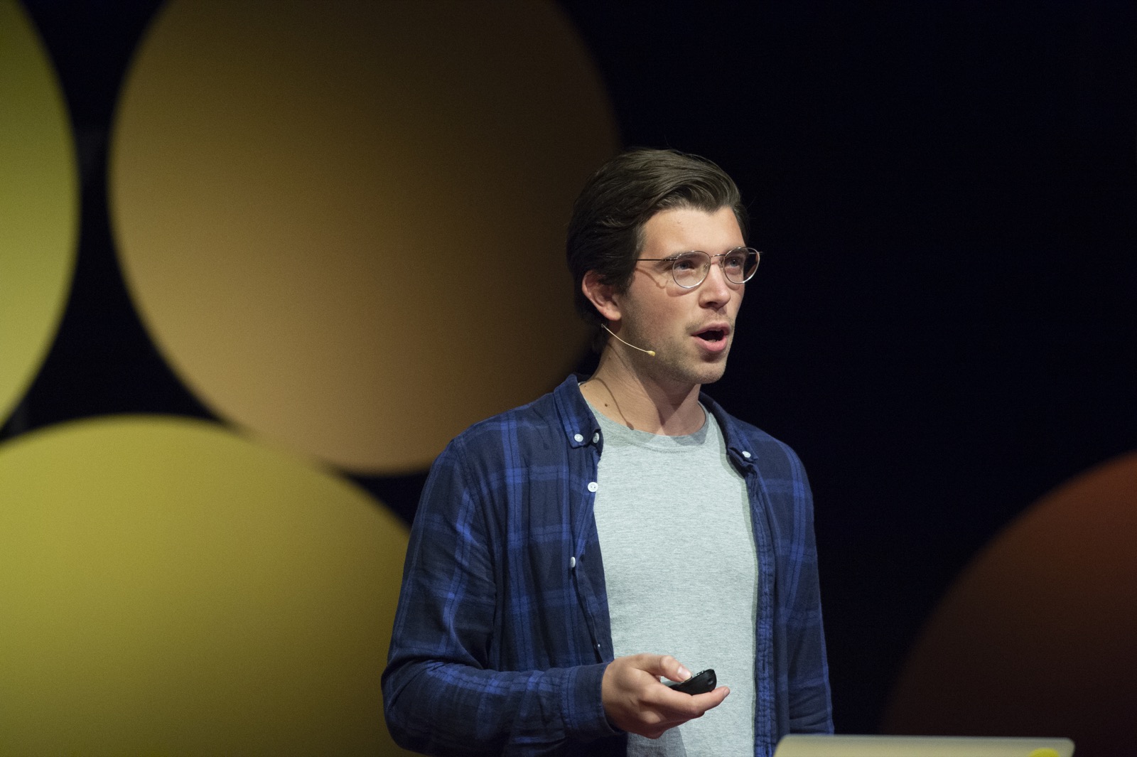 Roy Derks speaking on stage at dotJS 2018 in Paris