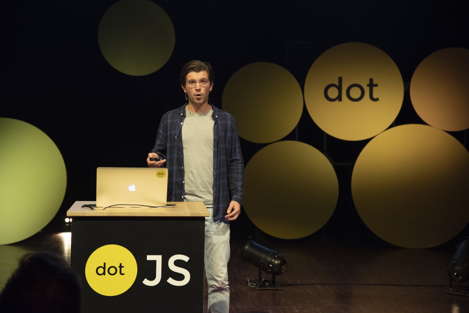 Roy Derks presenting behind the dotJS podium at dotJS 2018