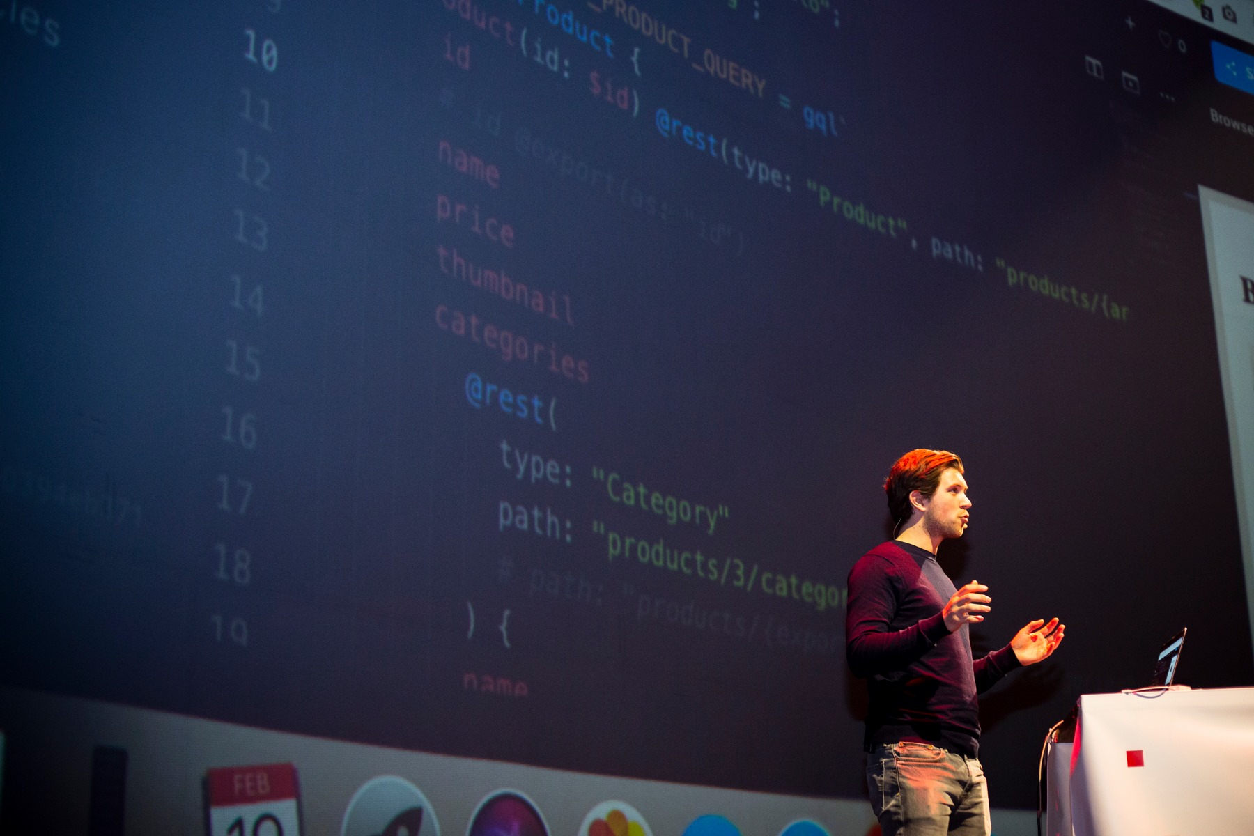 Roy Derks explaining GraphQL and REST on stage at Frontend Love 2020