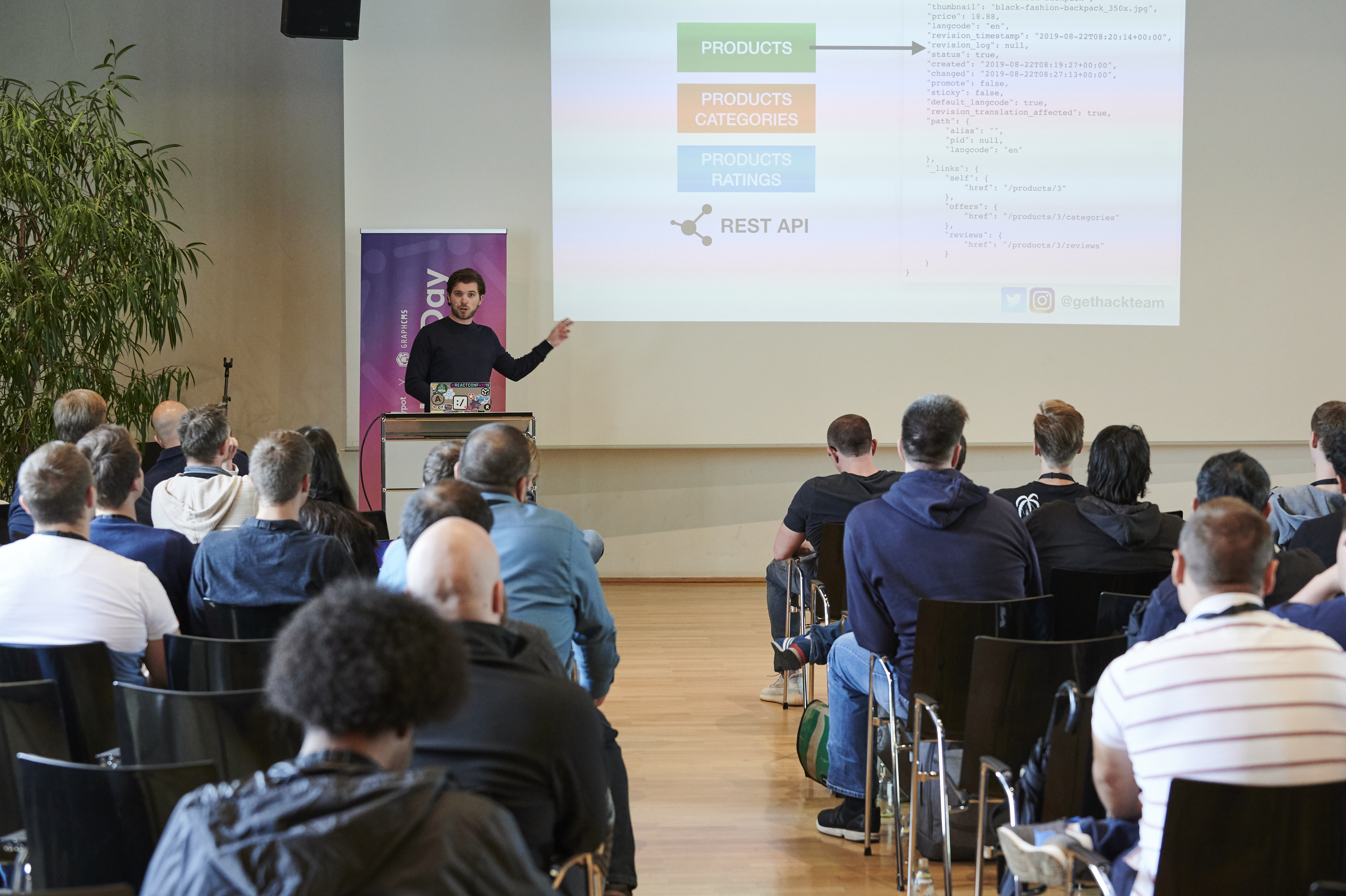 Roy Derks explaining REST APIs to the audience at GraphQL Day Bodensee 2019