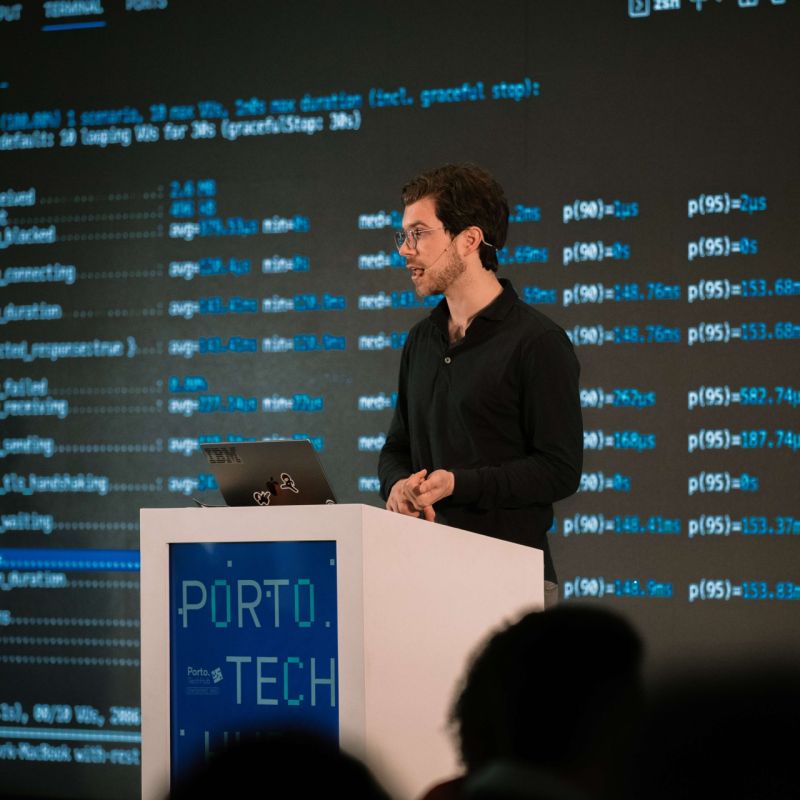 Roy Derks presenting GraphQL Explained Through Performance Testing at Porto Tech Hub 2023