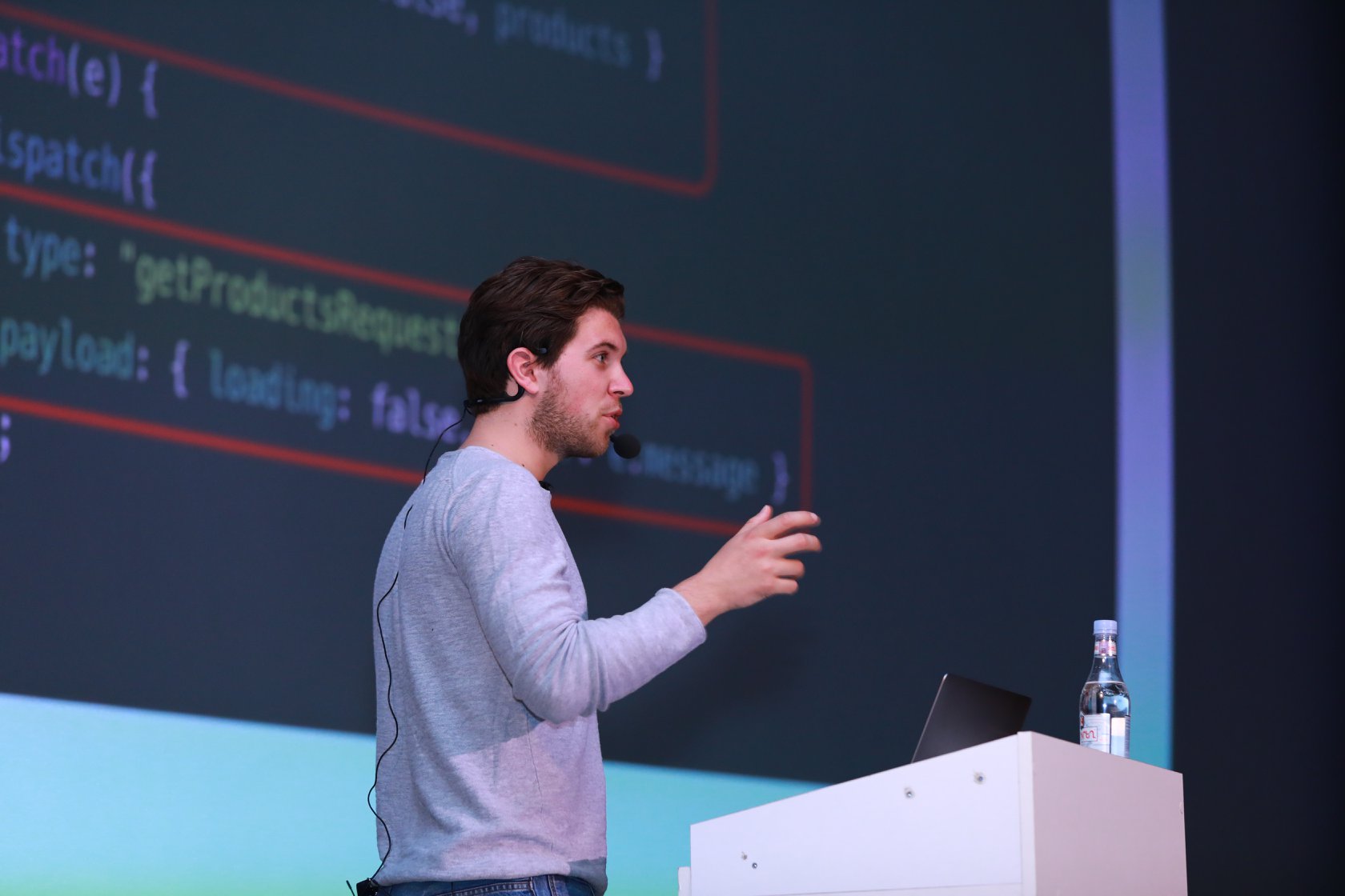 Roy Derks explaining React state management at React Conf Armenia 2019
