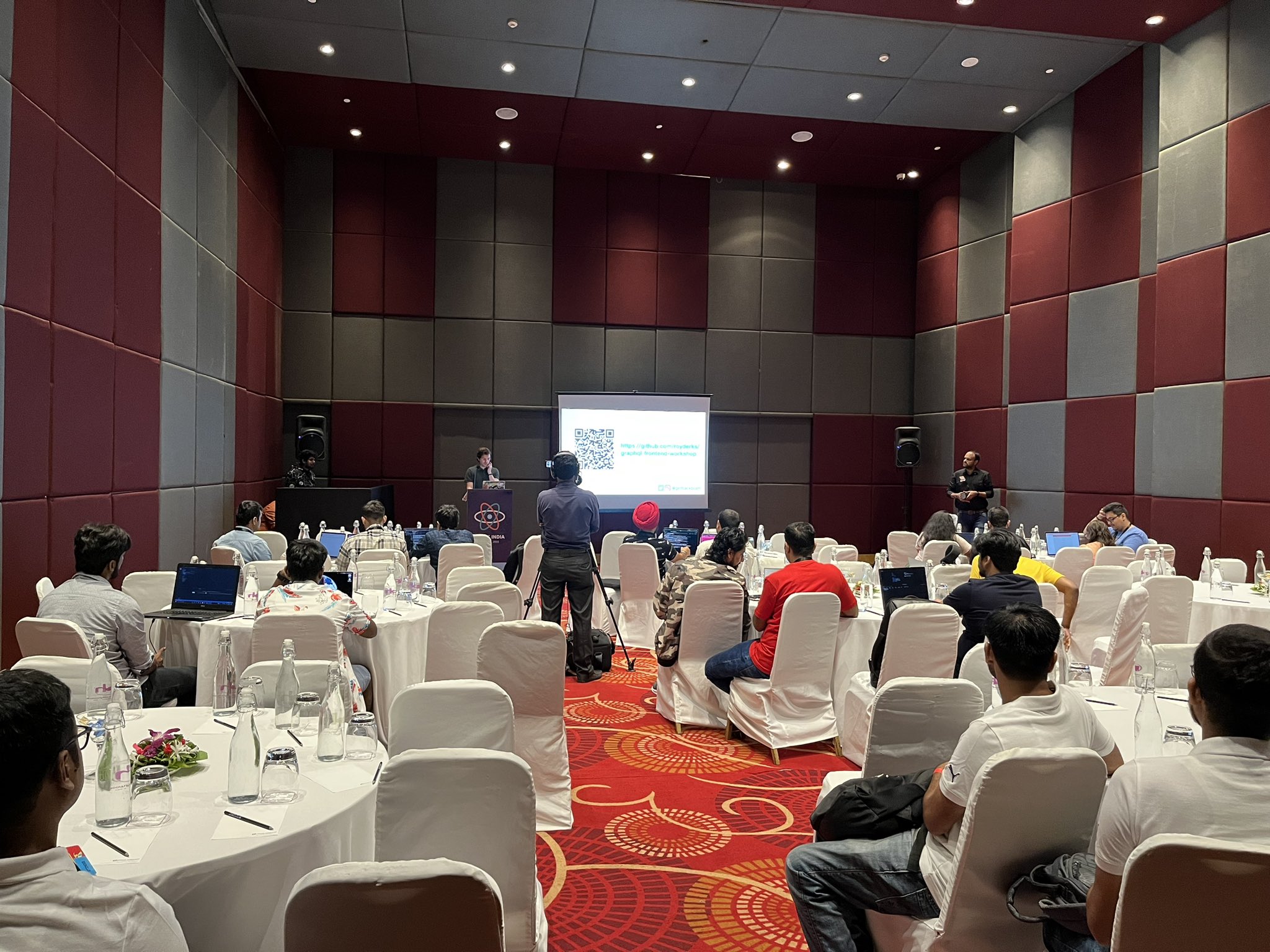 Roy Derks teaching GraphQL to workshop participants at React India 2022 in Goa