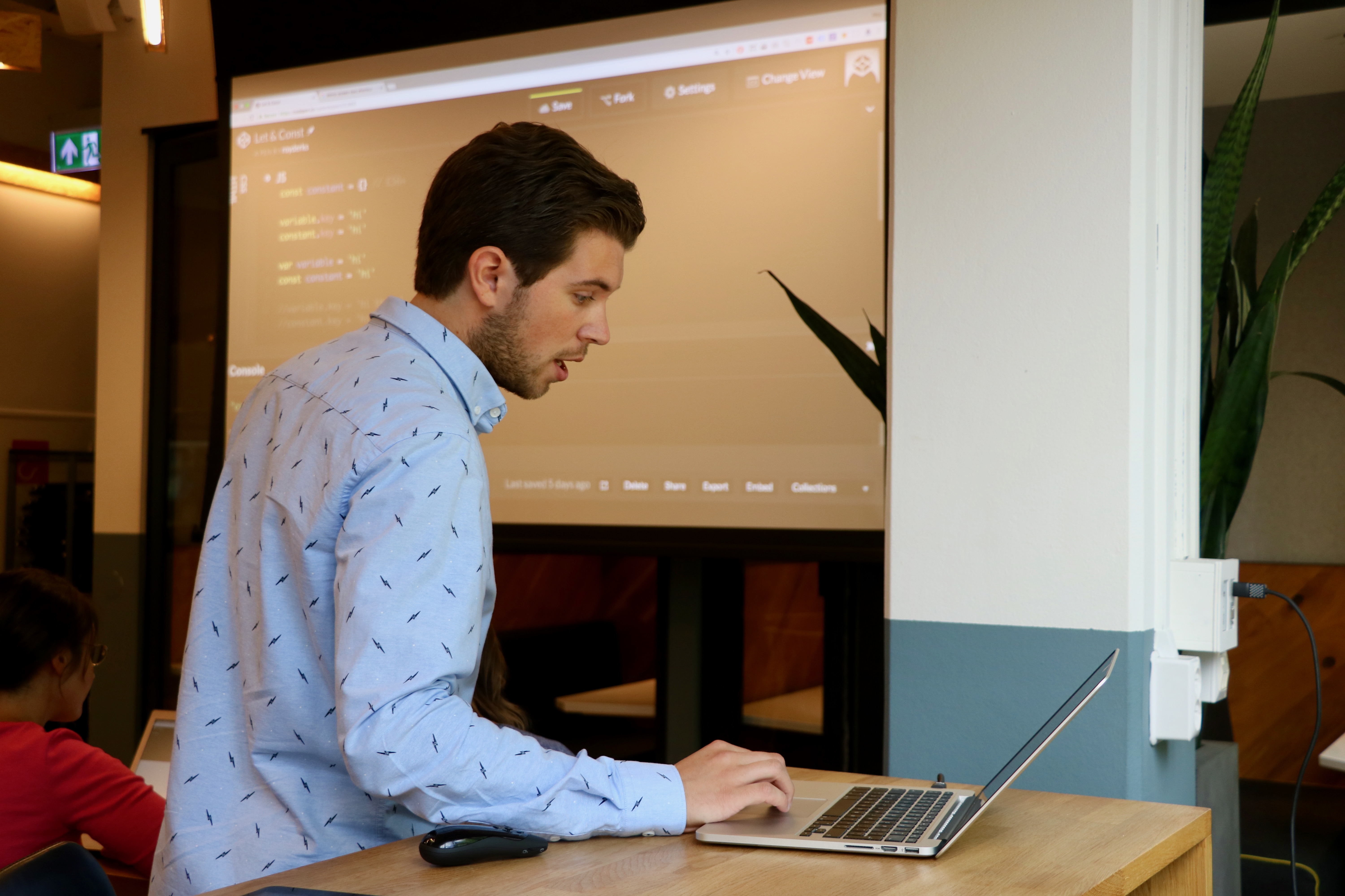 Roy Derks demonstrating JavaScript at the WeWork Amsterdam workshop in June 2018